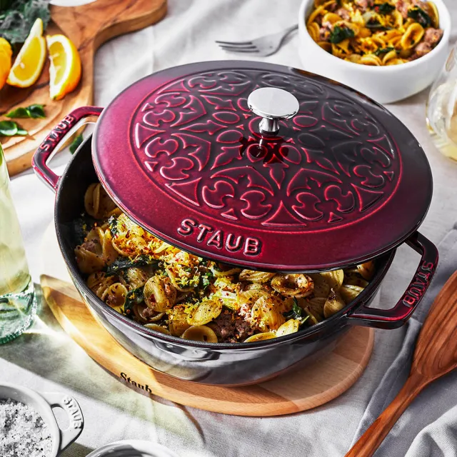 【STAUB】Lily雕花琺瑯鑄鐵鍋和食鍋26cm-石榴紅(德國雙人牌集團官方直營)