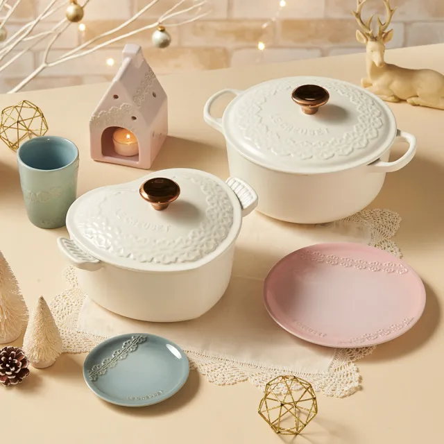 【Le Creuset】瓷器蕾絲花恬小屋造型燭台(海洋之花/貝殼粉/蛋白霜 3色選1)
