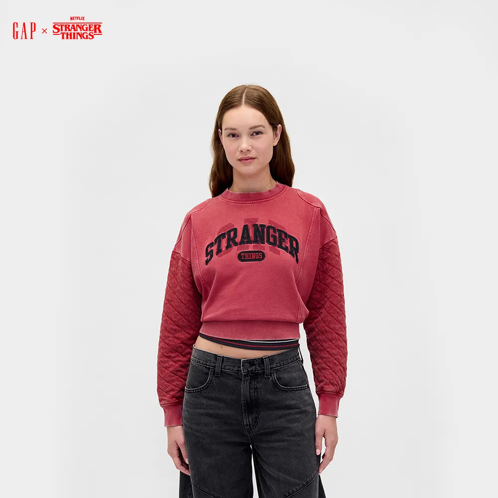 【GAP】女裝 Gap x Stranger Things怪奇物語限量聯名 Logo刺繡印花圓領大學T-紅色(865224)
