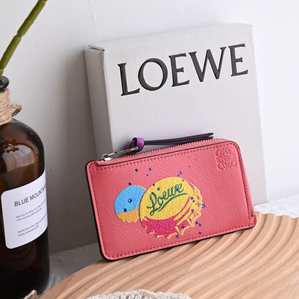 【LOEWE 羅威】經典徽章LOGO個性瓶蓋印花信用卡名片零錢包(粉)