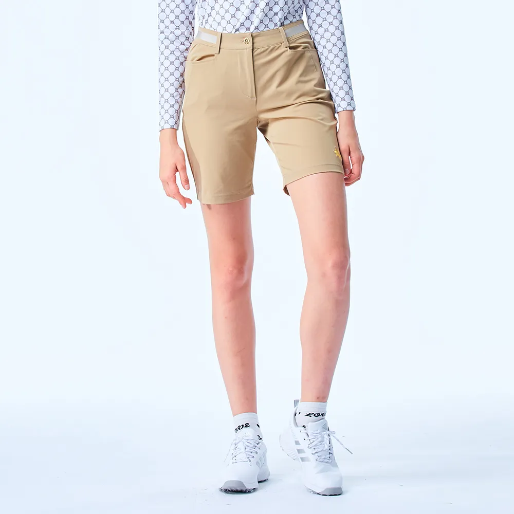 【KING GOLF】網路限定款-女款立體刺繡織帶拼接素面舒適修身休閒短褲/高爾夫球褲-卡其