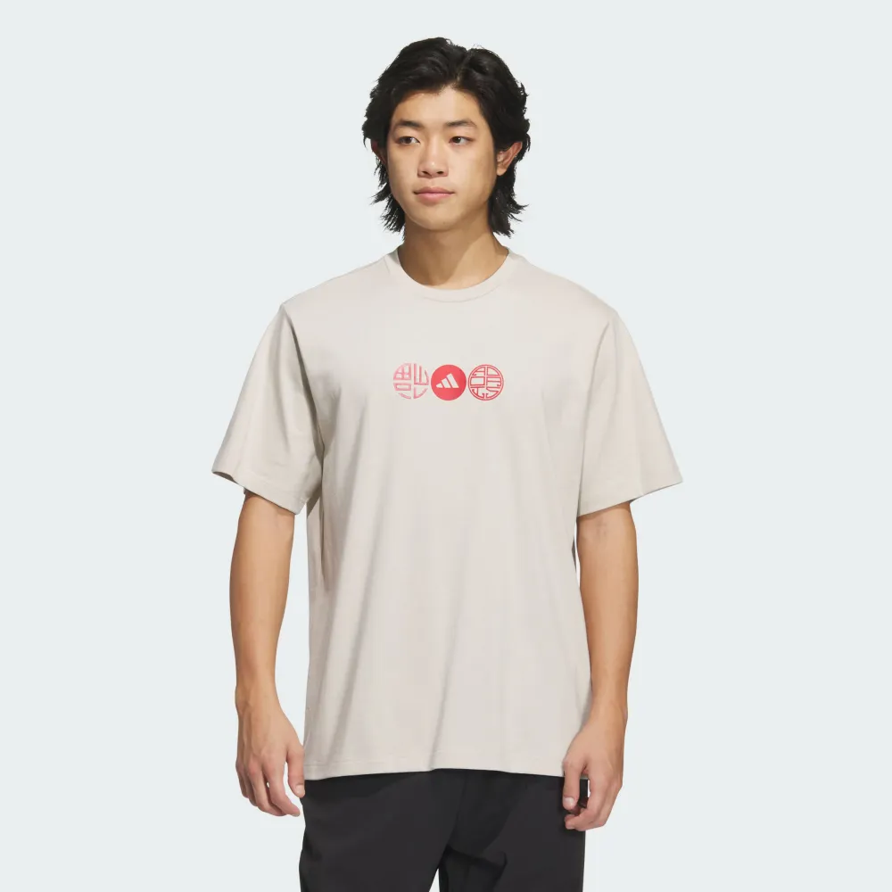 【adidas 愛迪達】短袖上衣 男 CNY新年 亞規 寬鬆版型 CM GFX TEE 卡其 JZ4196