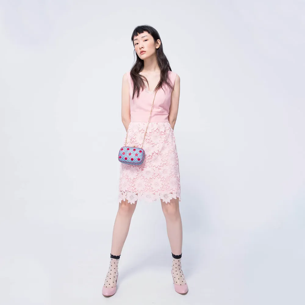 【iROO】蕾絲花朵女人設計無袖短洋