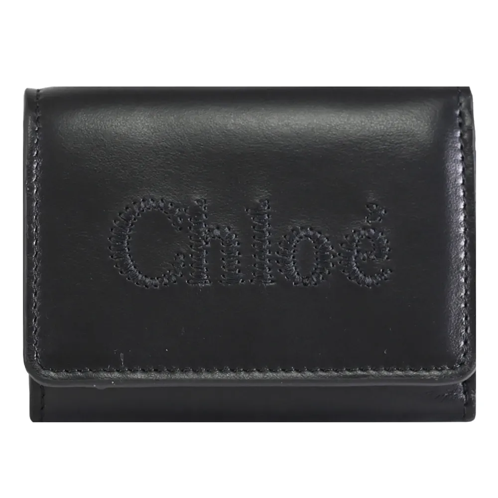 【Chloe’ 蔻依】SENSE 簡約電繡品牌LOGO小牛皮三折扣式零錢小短夾(黑白)