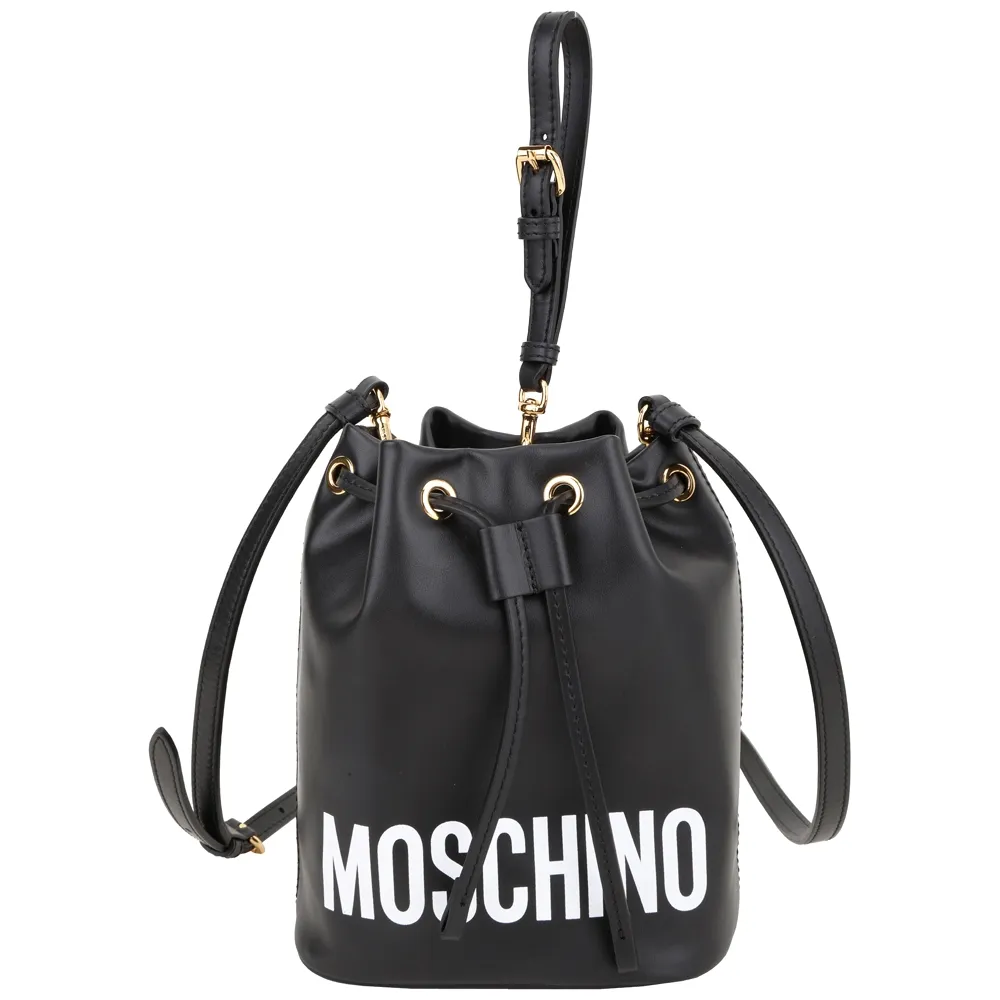 【MOSCHINO】附手挽帶印花字母牛皮束口斜背水桶包(黑色 兩用包 肩背 手拿包)