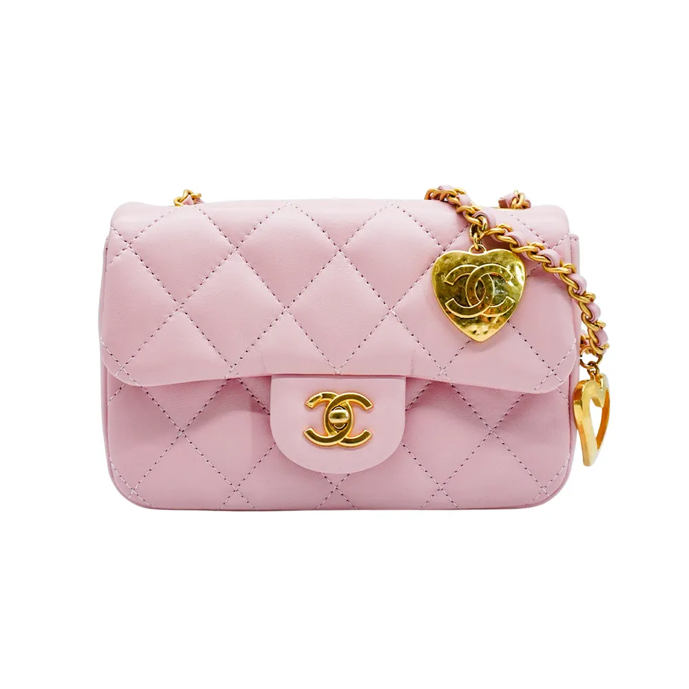 【CHANEL 香奈兒】羊皮霧金金屬愛心鍊帶迷你斜背口蓋包(AS3456-淡粉)