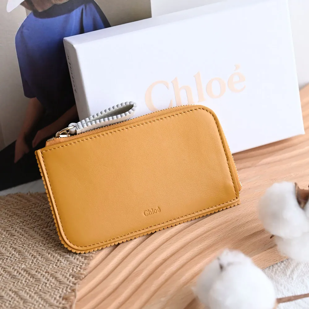【Chloe’ 蔻依】簡約烙印LOGO小牛皮信用卡名片零錢包(姜黃)