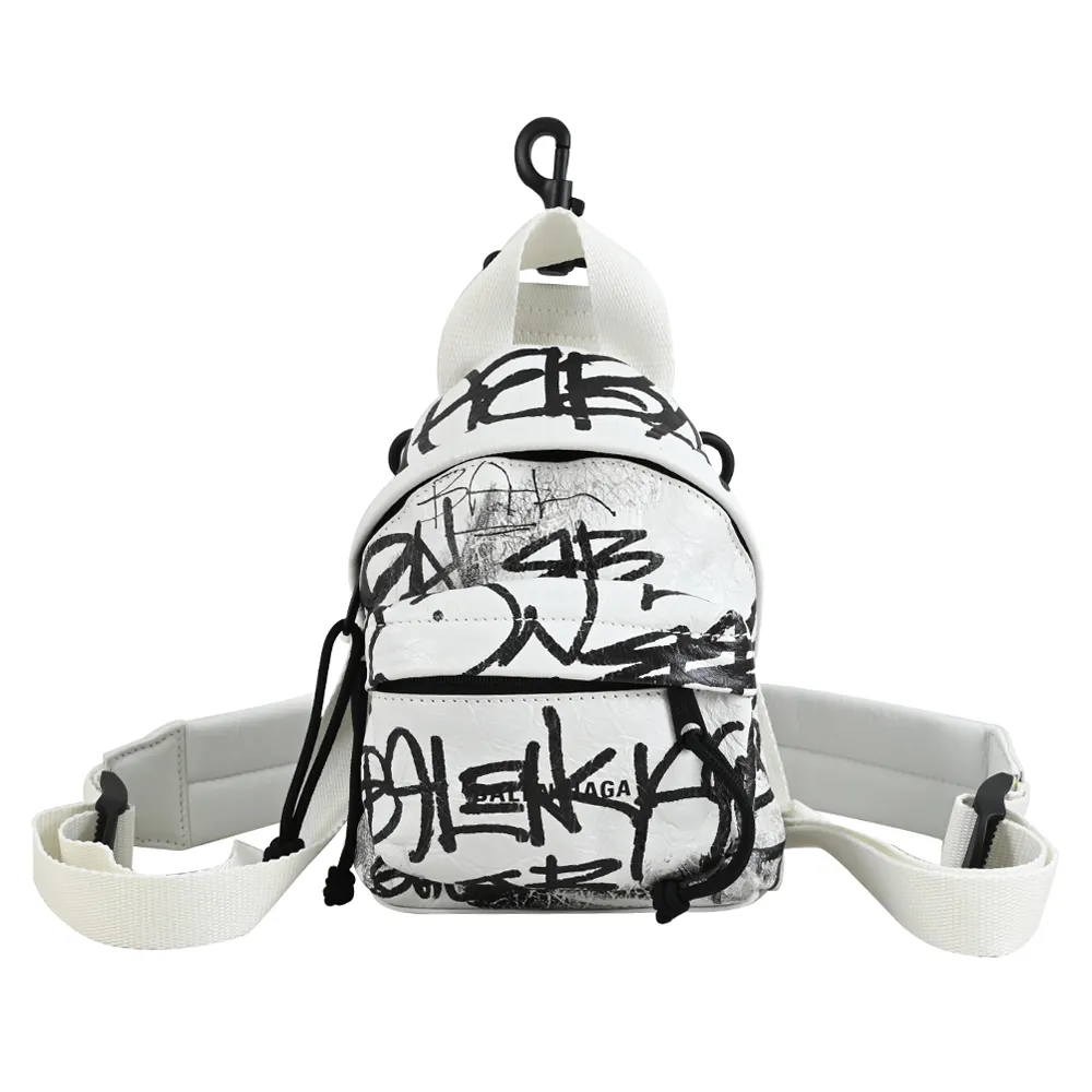 【Balenciaga 巴黎世家】品牌LOGO英文塗鴉小羊皮迷你腰掛包斜背包兩用包(白)