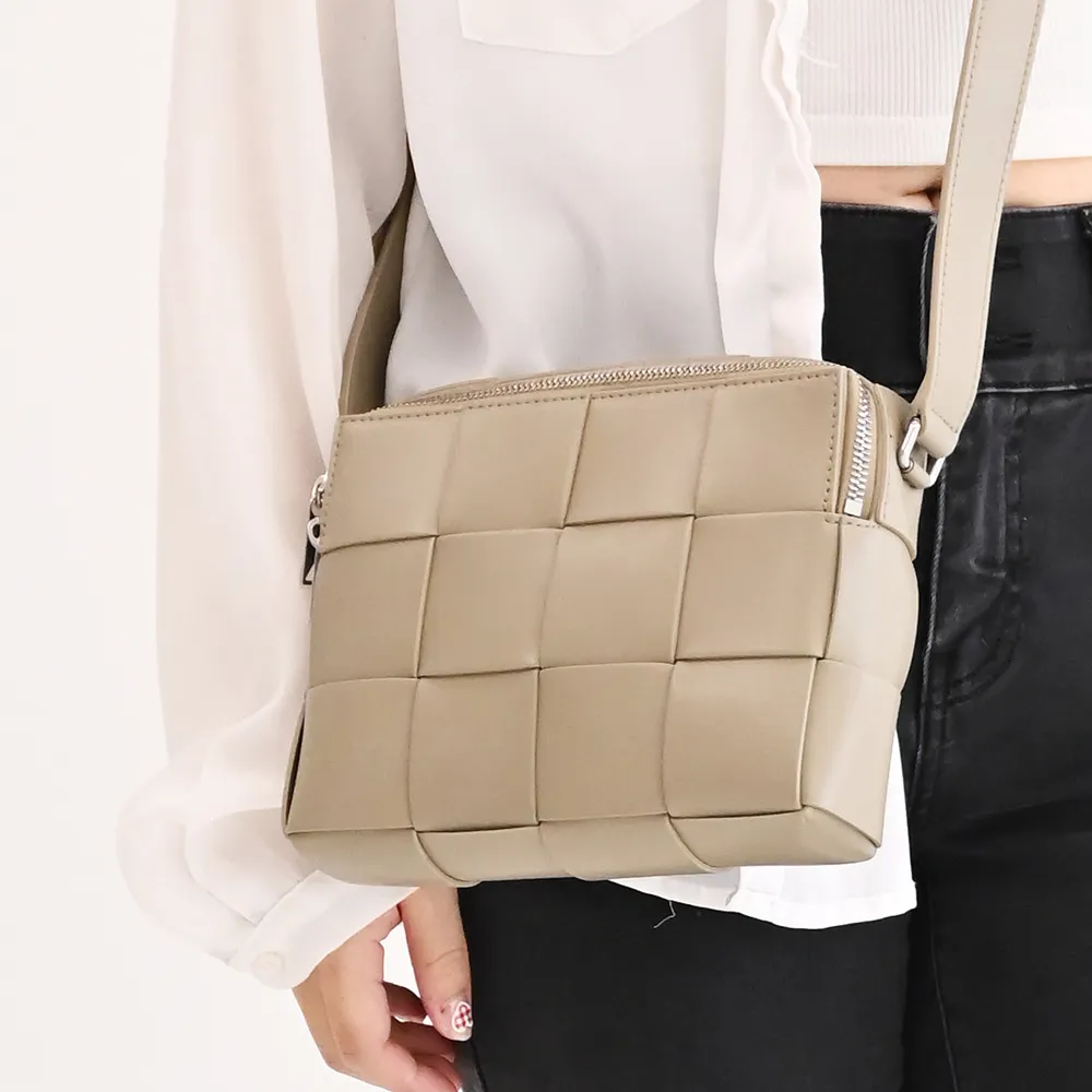 【BOTTEGA VENETA 寶緹嘉】Cassette 經典手工大格編織羊皮方包斜背包(淺石灰)