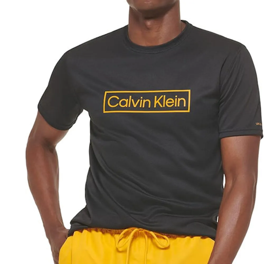 【Calvin Klein】2025男時尚輕量速乾炭黑色圓領短袖T恤-網(預購)