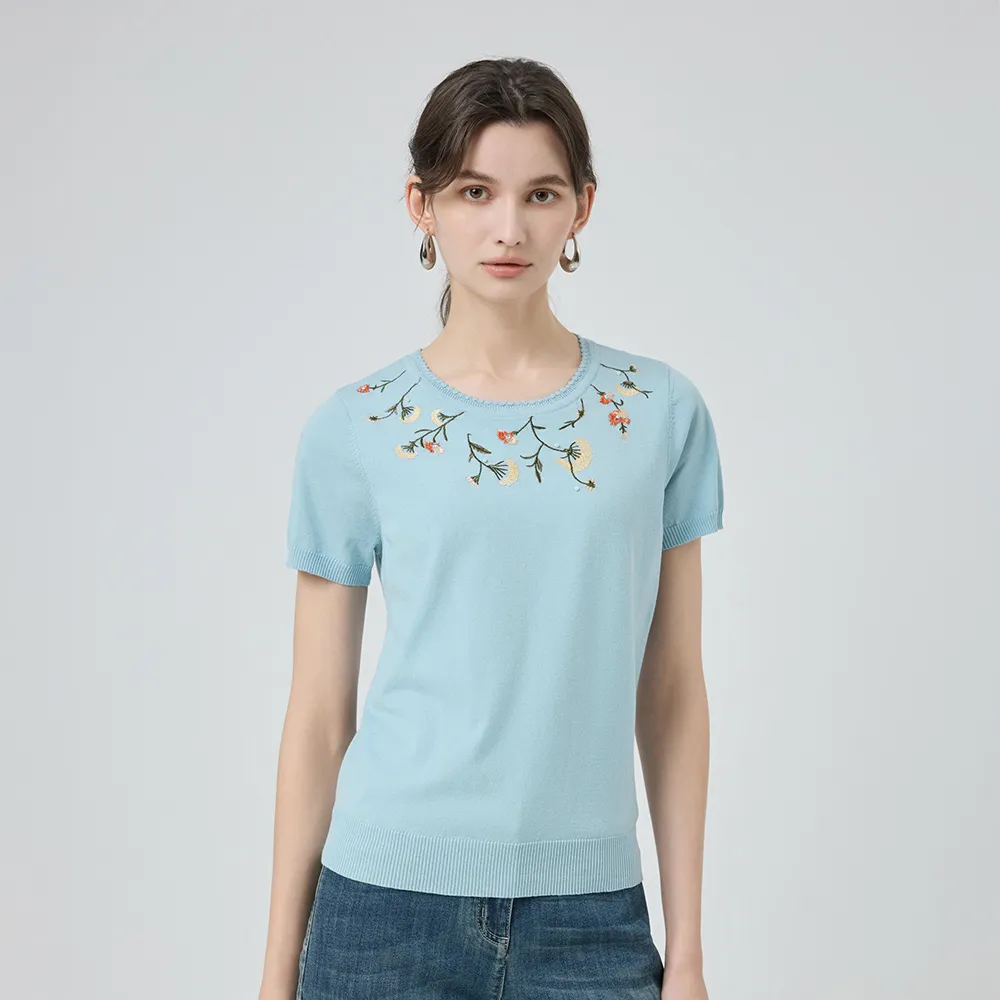 【ILEY 伊蕾】花卉刺繡萊賽爾針織上衣(淺藍；M-XL；1251455004)