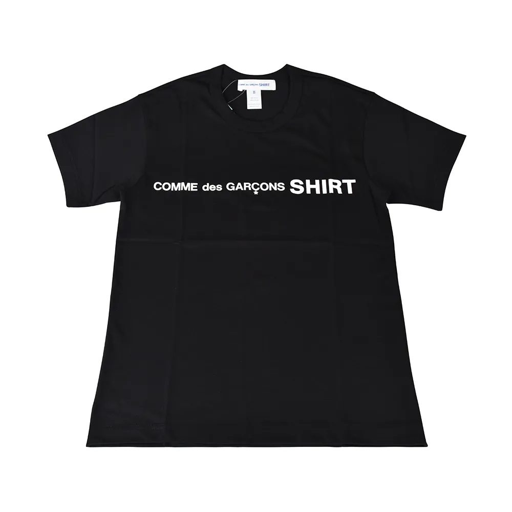 【川久保玲】COMME DES GARCONS白字印花LOGO造型純棉短袖T恤(XS/S/M/L/XL/黑)