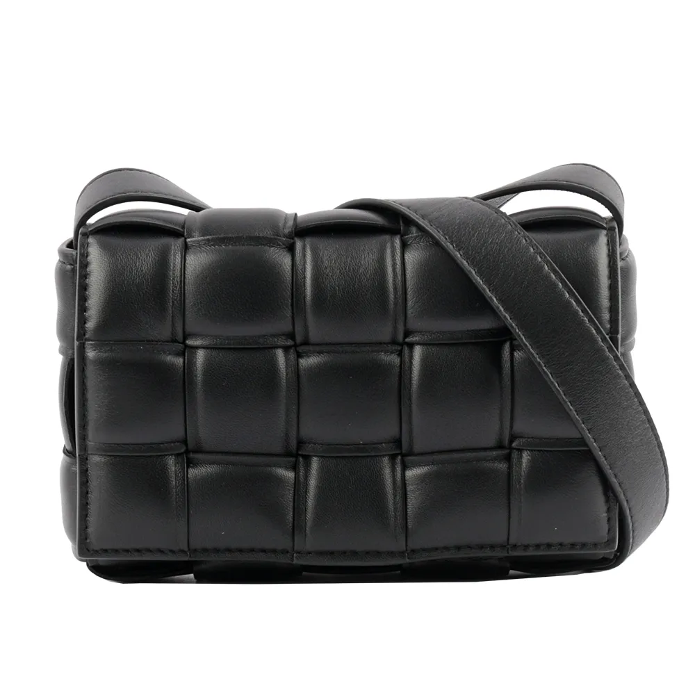 【BOTTEGA VENETA 寶緹嘉】小羊皮Padded Cassette枕頭編織包(黑色/金釦)