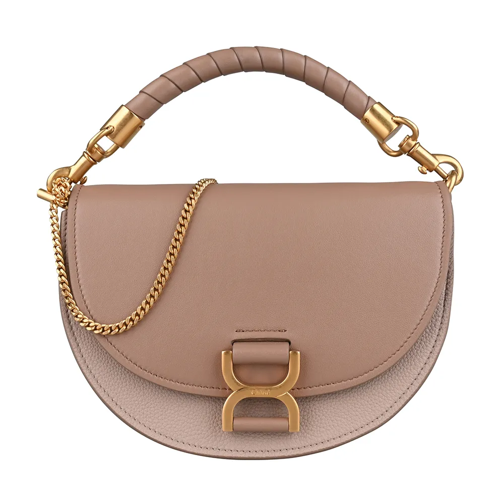 【Chloe’ 蔻依】CHLOE Marcie 雷刻LOGO小牛皮拼接小羊皮吸扣斜背包(奶茶)