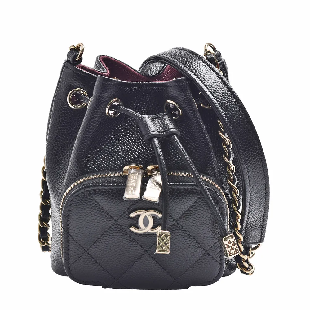 【CHANEL 香奈兒】經典雙C LOGO菱格粒紋牛皮抽繩斜背迷你水桶包(黑色AP2913C-BLK-GP)