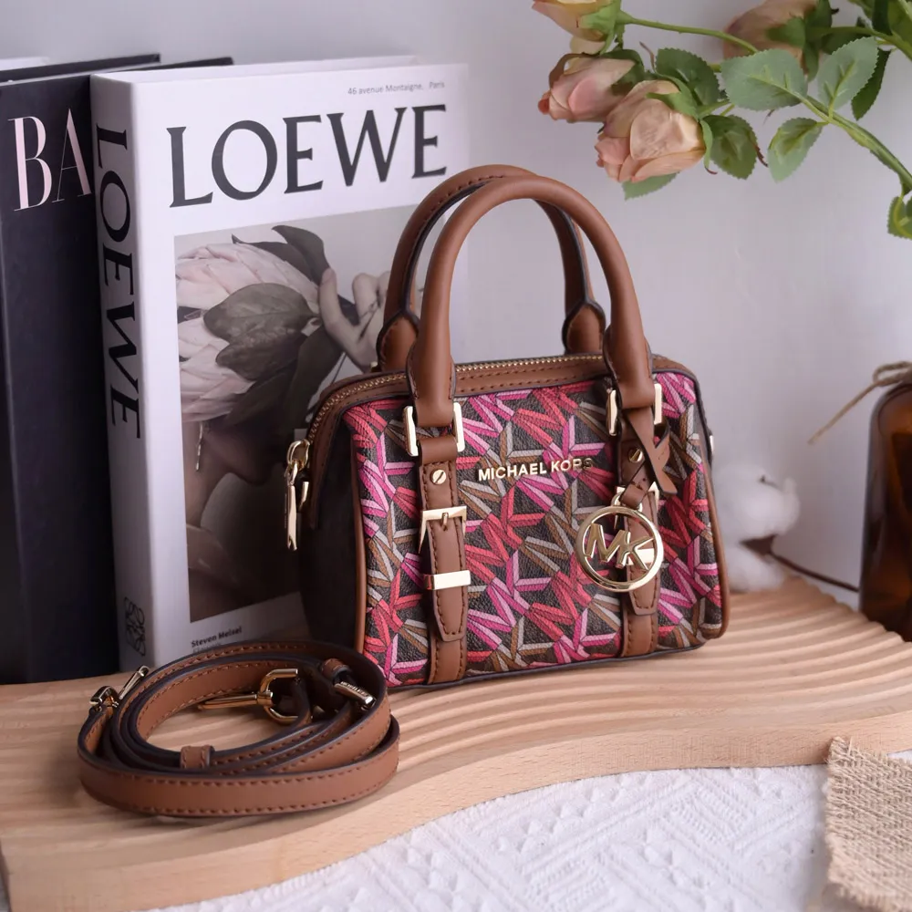 【Michael Kors】圓標MK吊飾幾何印花拼接迷你手提兩用波士頓包(咖)