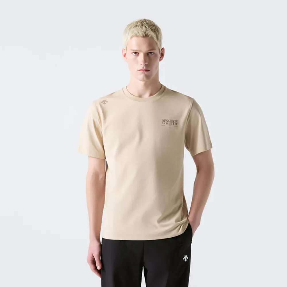 【DESCENTE】短袖上衣 男 女 中性 快排 MOVEMENT GRAPHIC SHORT SLEEVE T-SHIRTS 米 SR323UTS75-BEG0