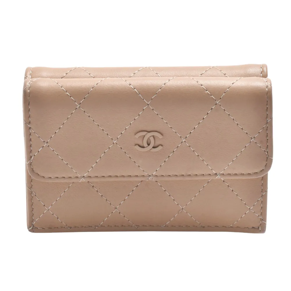 【CHANEL 香奈兒】經典雙C LOGO菱格紋縫線小牛皮三折翻蓋錢包(奶茶色)