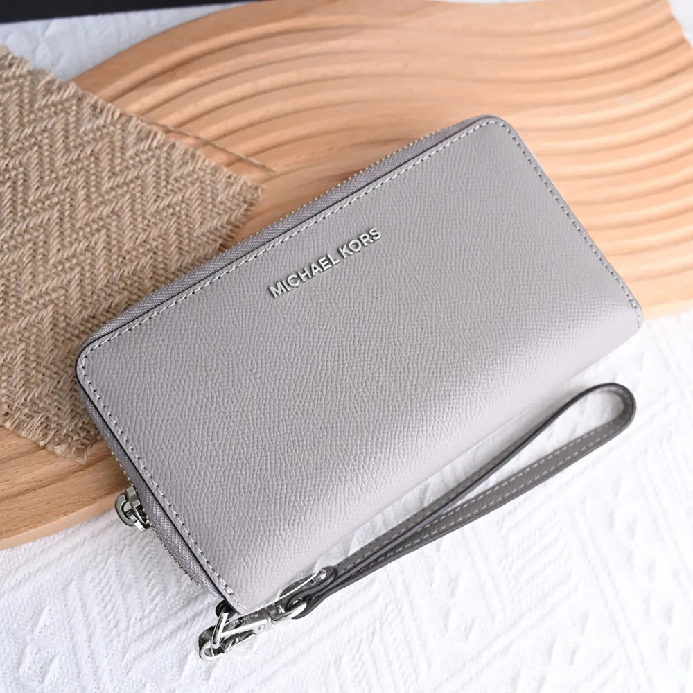 【Michael Kors】新版金屬LOGO手提式拉鍊手機袋零錢中夾(珍珠灰)