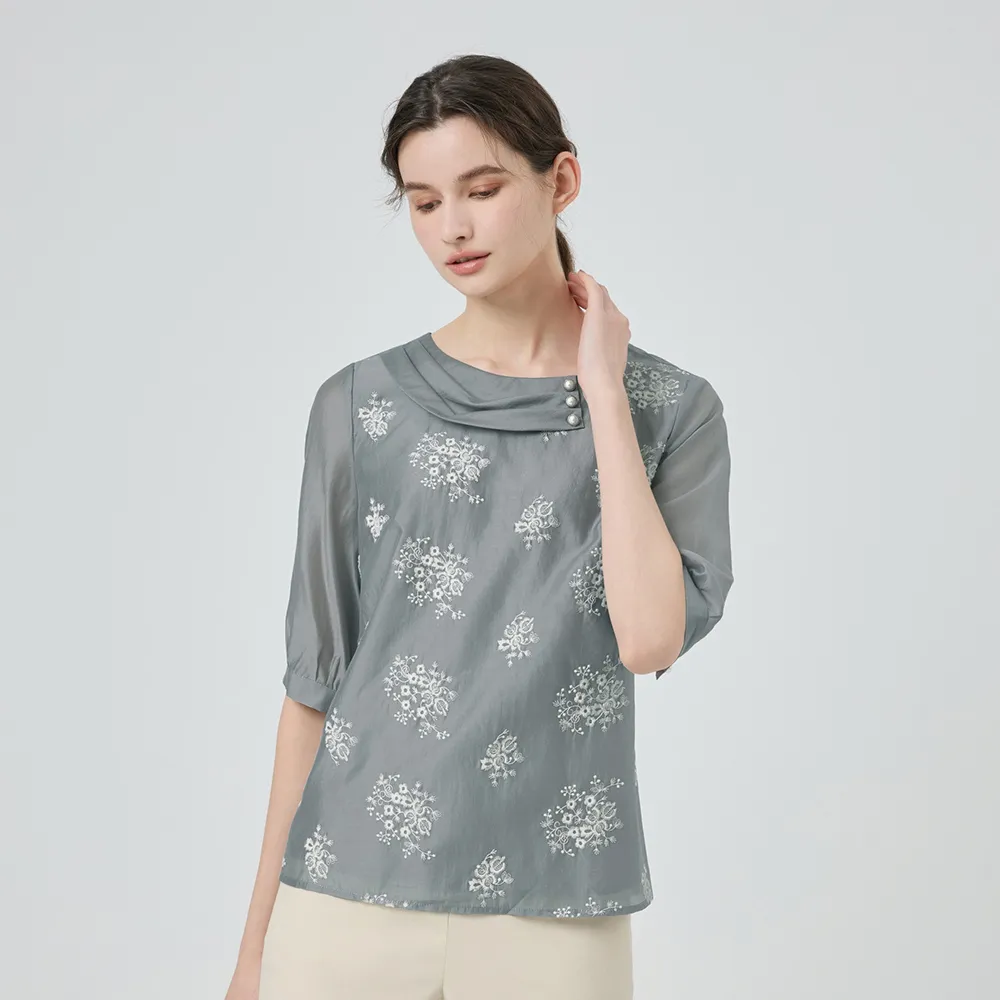 【ILEY 伊蕾】花卉刺繡萊賽爾上衣(灰；M-2L；1251071110)