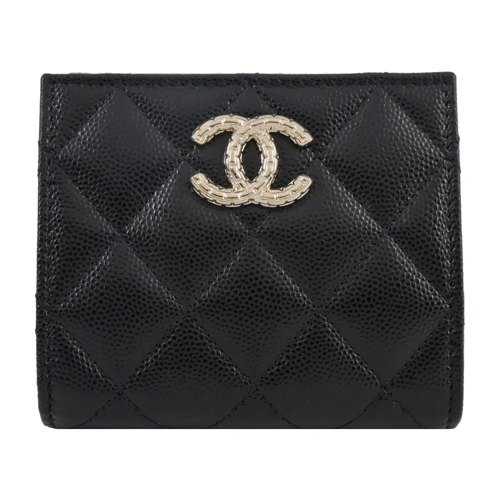 【CHANEL 香奈兒】經典雙C壓紋LOGO小牛皮對開短夾(黑色)