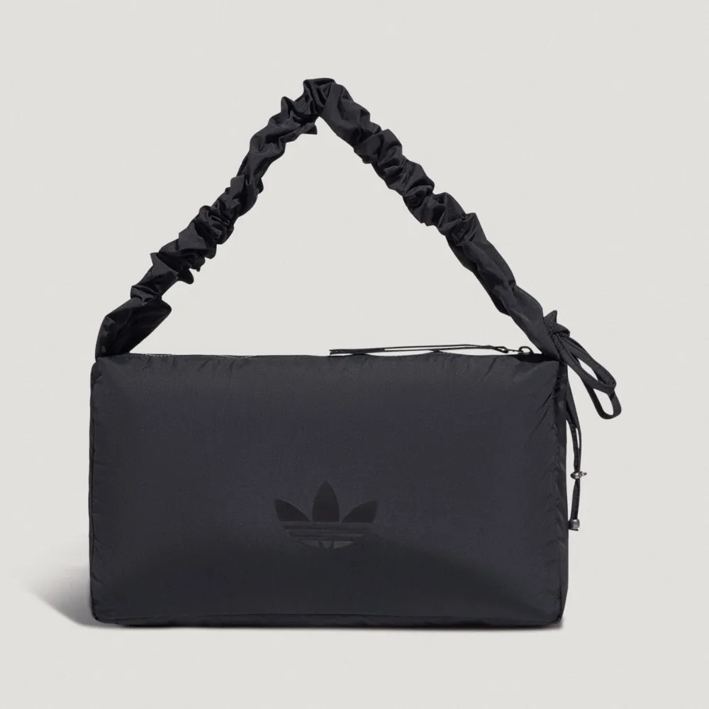 【adidas 愛迪達】肩背包 手拿包 小包 運動小包 隨身小包 三葉草 CLD BAG L 黑 LI1677