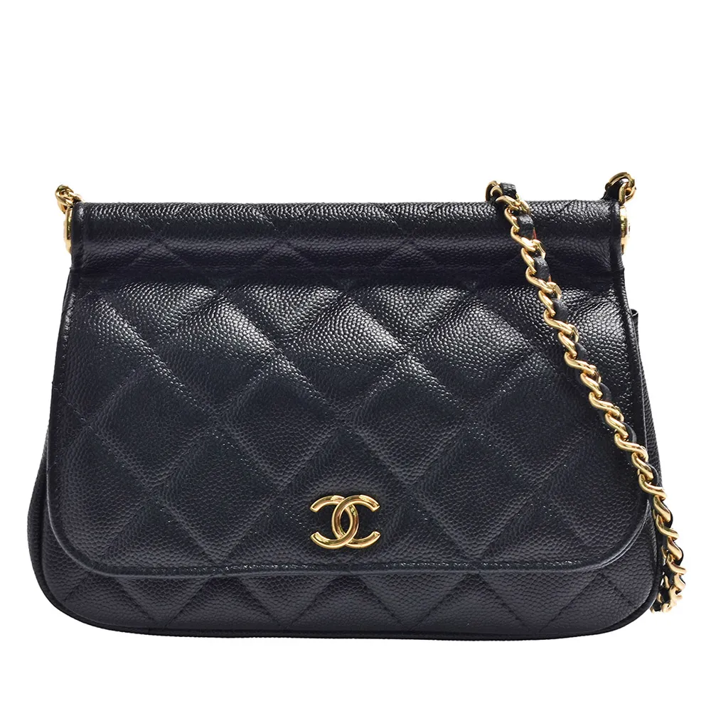 【CHANEL 香奈兒】經典雙C LOGO粒紋牛皮梯形磁釦斜背包(黑色AP3008C-BLK-GP)