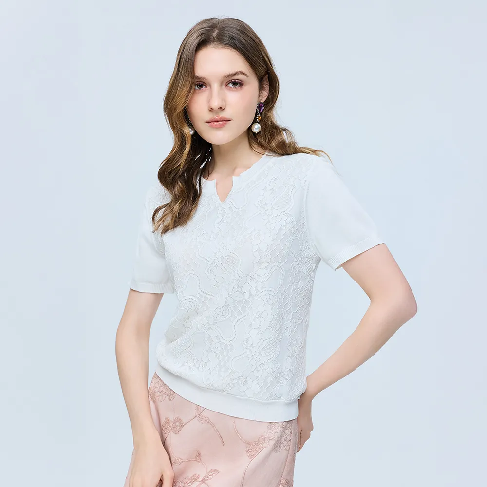 【ILEY 伊蕾】蕾絲緹花高雅針織上衣(白；M-XL；1261465002)