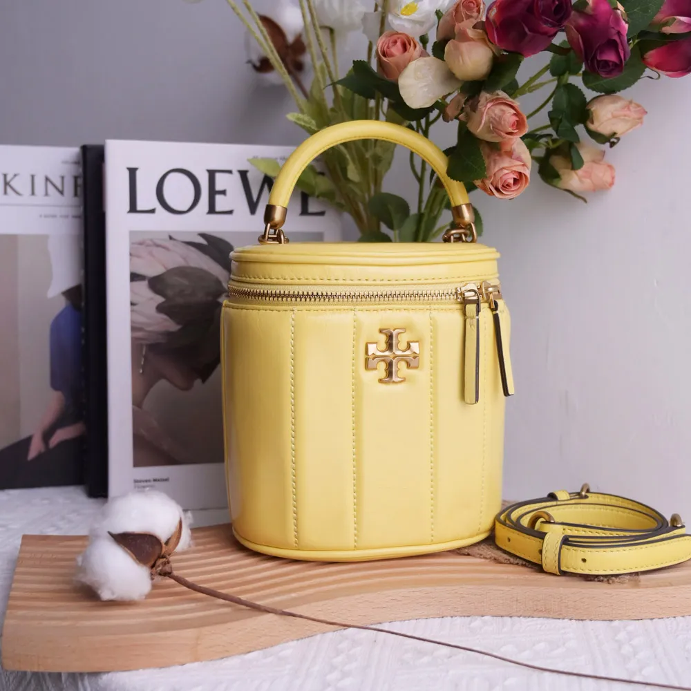 【TORY BURCH】品牌雙T字LOGO絎縫條紋皮革手提圓桶包兩用包(黃)